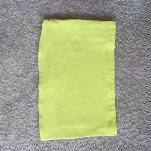 Gul bandeau top - Jag säljer denna gula bandeau Top från ginatricot då den inte kommer till användning. Den är köpt för 79kr men säljer den för 30kr+11kr frakt. Skriv gärna om du är intresserad eller har några frågor⚡️💕💕priset kan diskuteras