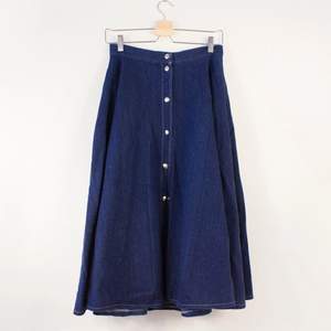 Vintage denimkjol med tryckknappar, snygg vidd i kjolen, bra på någon som är lång! Midja: 35,5 cm ggr två!