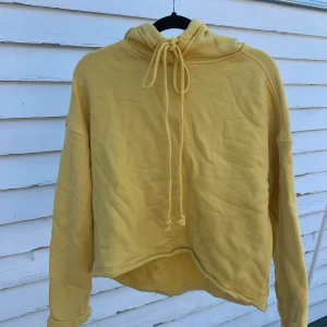 Gul hoodie H&M - Gul H&M hoodie i fintskick! Passar S/M! Köparen står för frakt!