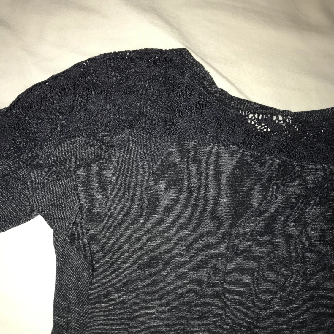 Grå topp med spets  - 90