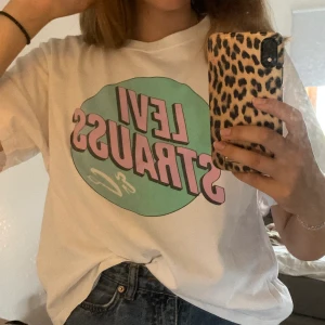 Levis tröja - Jättefin levis tröja. Använd 5 gånger och ser ut som ny