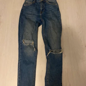 Momjeans - Säljer dessa momjeans highwaist från ginatricot, då jag inte kan ha dom längre. (Köpta slitna)  Har tyvärr ingen bild. Betalningssätt diskuteras💕