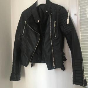 Säljer nu min skinnjacka eftersom den inte kommer till användning knappt använd och köparen står för frakten - Säljer nu min skinnjacka eftersom den inte kommer till användning, knappt använd och köparen står för frakten. Orginal priset var  800kr