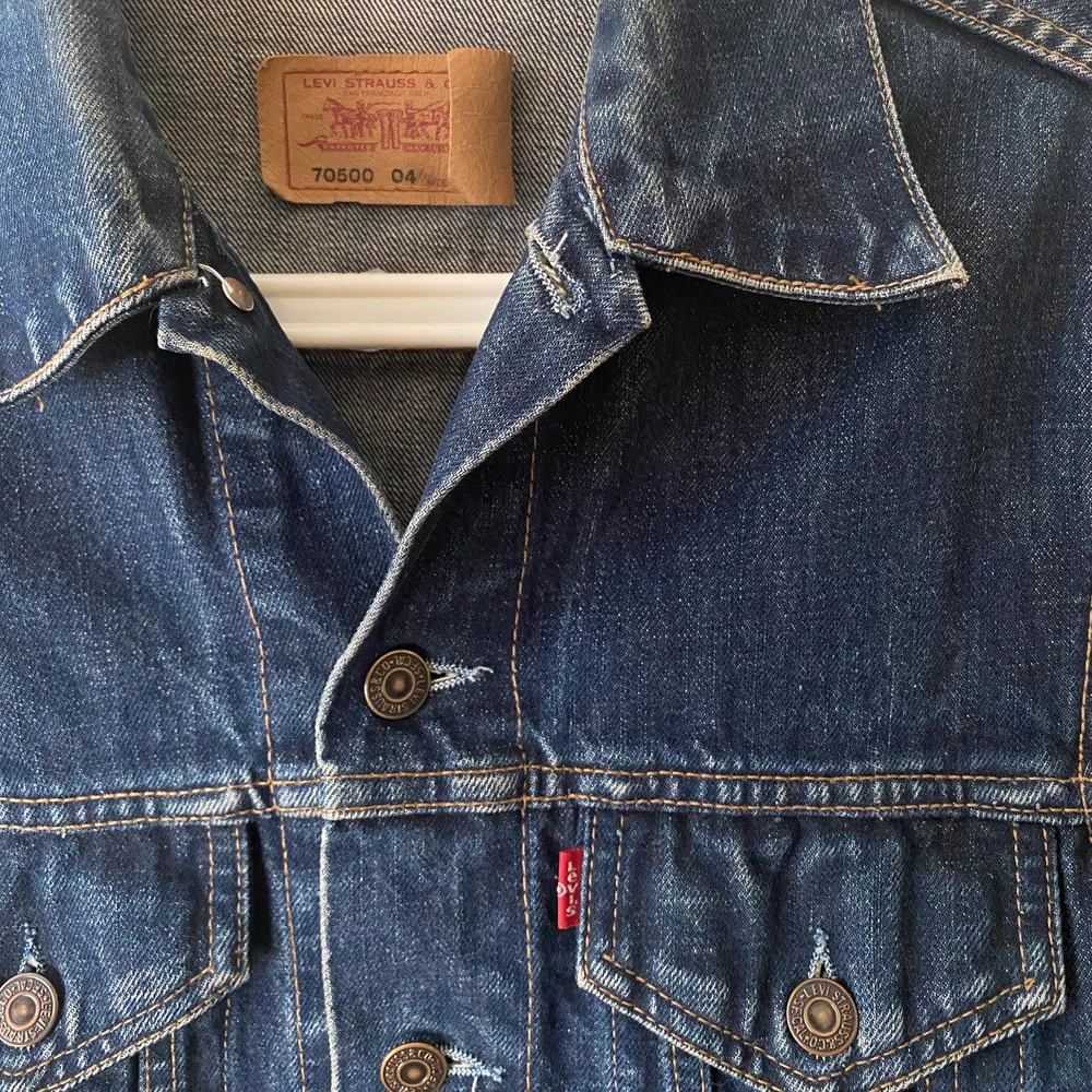 Vintage Levis jeansjacka som jag har thriftat för ca 4 år sedan. Dock har den inte kommit till användning. Självfallet använd, men i mycket gott skick! En herrstorlek Medium, alltså något oversize. Pris kan diskuteras :) Frakt tillkommer. . Jackor.