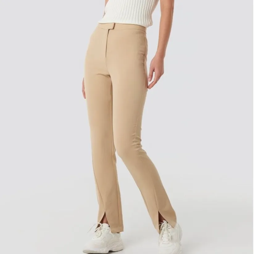 Ett par snygga beiga kostymbyxor med slits. Skitsnygga och framförallt sköna. Finns is vart också. (kolla profil) ❤️ Frakt tillkommer. Jeans & Byxor.