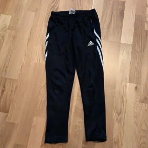 Adidas byxor - Funkar som gympa byxor, hemma byxor, ute byxor osv. Ett litet hål på ena knät annars bra skick.