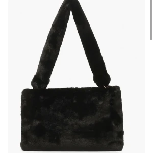 Svart handväska i fuskpäls - Mycket fin handväska i fuskpäls med dekorativa ringar. Helt ny.🌸