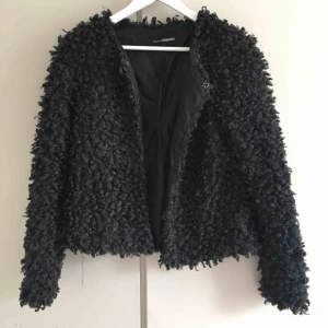  - Fluffig jacka från Kappahl. Fint skick och har en blågrå färg. 