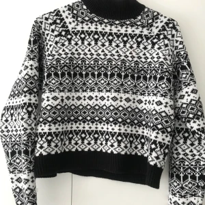 Tjocktröja  - Tjocktröja från monki, knappt använd