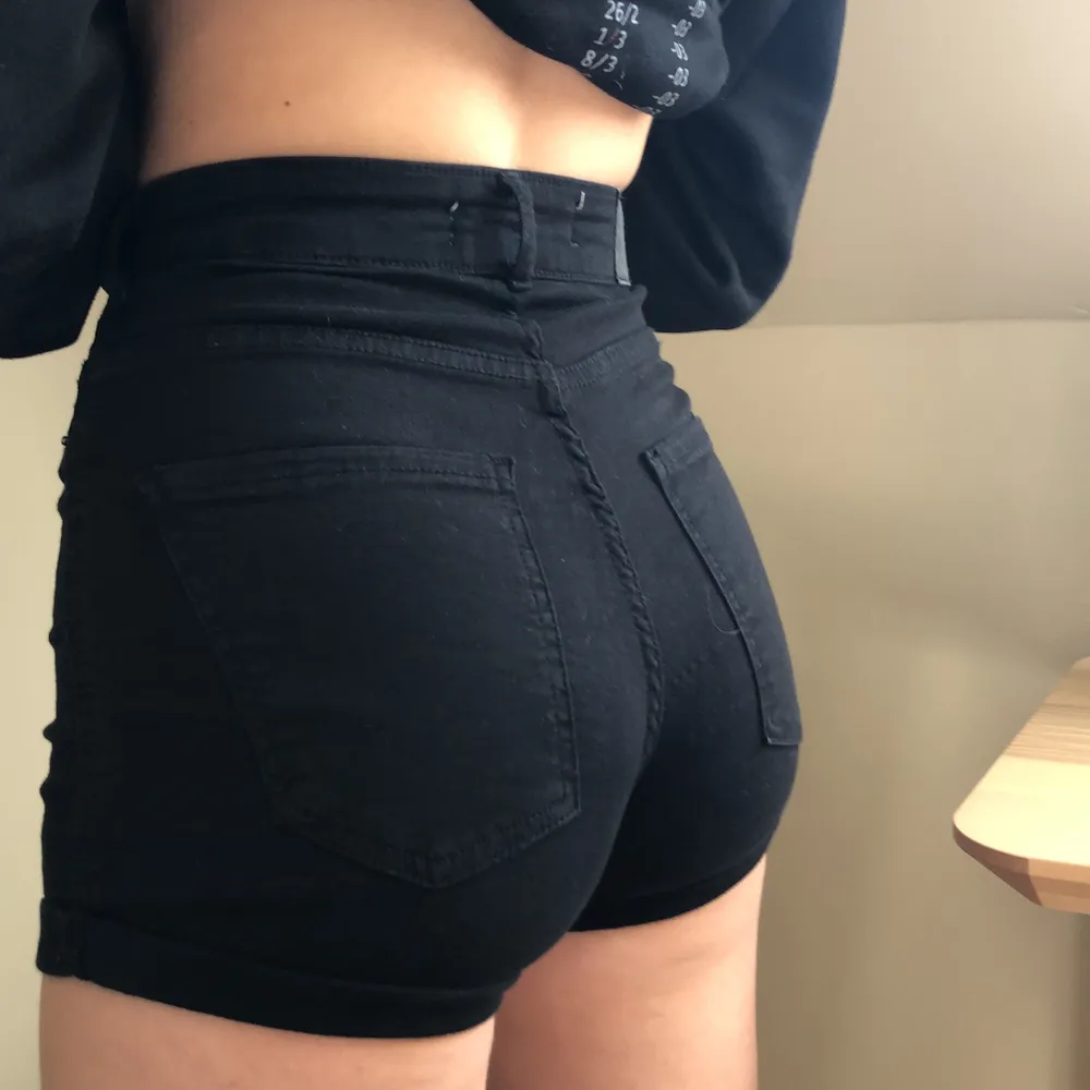 Jättefina svarta shorts från GinaTricot🖤 Använda under en sommar, så det är i väldigt bra skick. Säljes p.g.a. att de ej kommer till användning... Nypris: 279kr, men säljes för 100kr!!! Frakten står köparen för ✉️. Shorts.