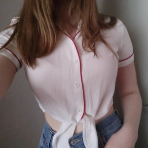 Forever 21 Blus - Säljer då den mest ligger i garderoben och skräpar, använd ~2-3 gånger❤️ En extra knapp medföljer. 50 + frakt