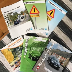 Körkortsböcker - Körkortsböcker✨ alla böcker är hela och fina. Står endast namn på böckerna förutom i vägmärkestest boken där jag har skrivit, men kan dock sudda bort! Kom med bud, så kan vi komma överens🌸 fraktar och möts upp om du bor i närheten🥰