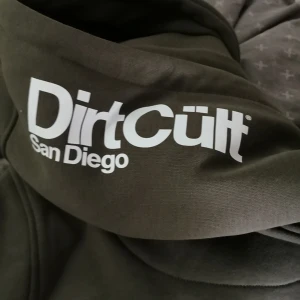 Dirt cult - Helt ny olivgrön hoodie, passar inte mig så som jag vill att den ska, endast testad, är storlek large men passar även en medium, small, och xs. 