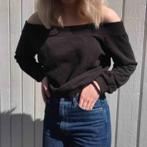 - Svart off shoulder tröja från h&m! 🖤