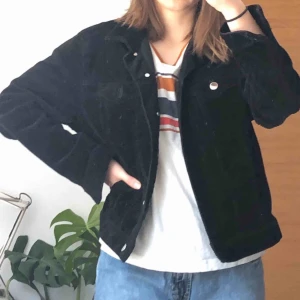  - supersnygg manchesterjacka från monki. perfekt till våren.