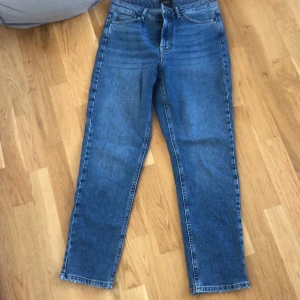 Jeans  - Jeans från Vero Moda i storlek W27 L30. Köptes för 500kr säljer för 150kr.