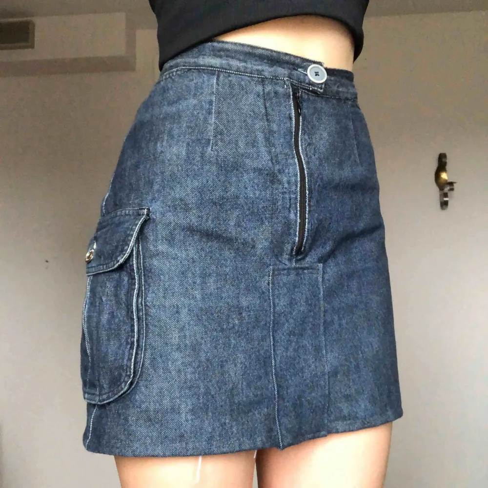 Kort jeanskjol med ficka på ena sidan. Frakt: 46kr💕. Kjolar.