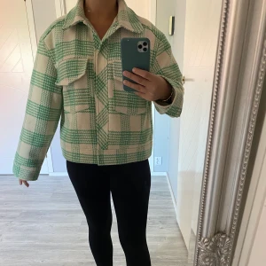 Vårjacka - En härlig vårjacka från GinaTricot. Sparsamt använd därav i mycket fint skick🌞