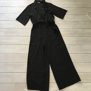 Weekday jumpsuit  - Snygg jumpsuit med vida ben i svart och knytning i midjan 
