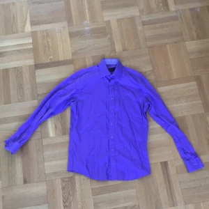 Skjorta - Lila skjorta, sparsamt använd. Slim fit
