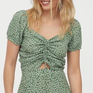 Super snygg tröja - Super snygg tröja men lita puffiga ärmar! färgen är inte samma som på modellen på sista bilden. Köpt på hm för 150kr! frakt inkluderad!