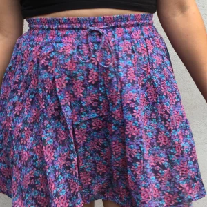 Blommig kjol - Denna är för kort för mig :,( Så fin. Älskar blommönster. Sjukt fin sommarkjol. 