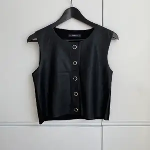 Zara pleather & knit sleeveless crop top. Button detail on the front. Size S. Very good condition, never worn.
