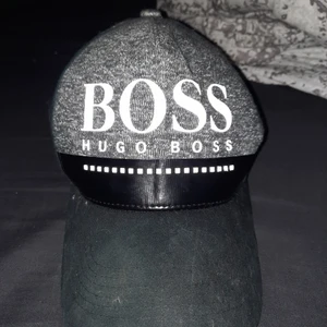 Keps Hugo Boss  - Ca 1 år gammal keps från Hugo Boss. Sparsamt använd. Skickas spårbart så fort betalning inkommit. Kan finnas ev prutmån vid snabb affär :) 