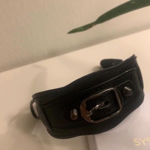 Armband - Oanvänt armband i läderimitation 