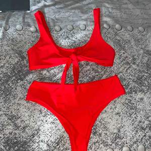 Röd bikini med knyt topp, överdelen var för liten så har inte fått användning av den🧚‍♂️ 