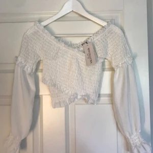  - Croptop från New Collection. Aldrig använd.  Köparen står för frakt🌷