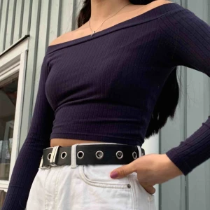  - Snygg ribbad mörklblå off-shoulder topp!!😍 går att styla på många olika sätt. Jättebra Skick!!