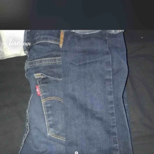  - Ett par Levis jeans 