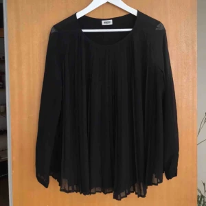  - Svart blus från Weekday! Säljer pga använder för sällan.  Kan mötas upp i Malmö eller posta🌞 