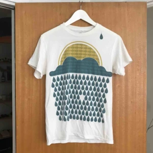  - T-shirt med tryck från threadless.com, design by Felix Andersson, storlek S. Kan mötas upp i Malmö eller posta!