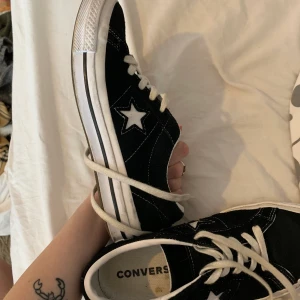 Converse one stars - Converse one stars, storlek 38. köpta i somras men fortfarande i väldigt bra skick!🖤 fraktpris: ca 100kr