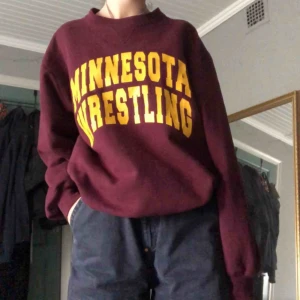  - En vinröd collegetröja men trycket ”Minnesota wrestling”.Bor i Enskede och kan mötas upp i Enskede eller på söder, samt posta då köparen står för frakten. Skriv om ni är intresserade eller har frågor!!