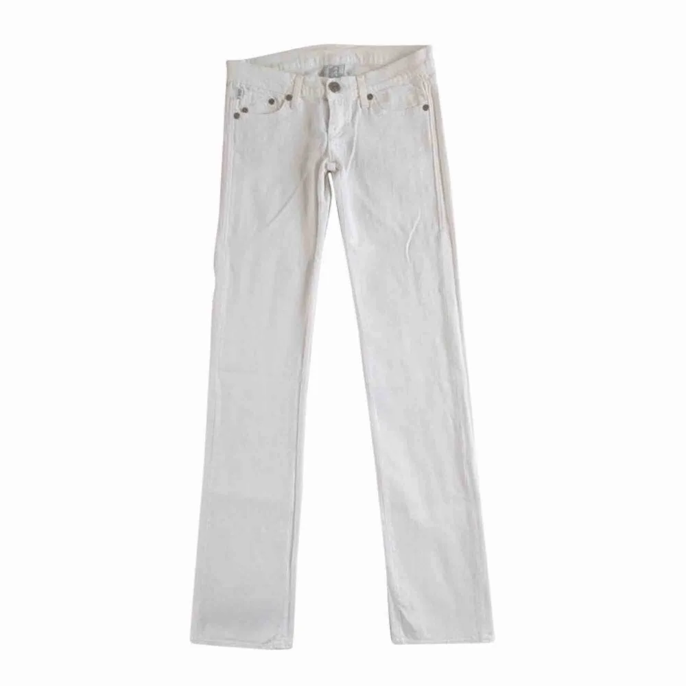 Assnygga vita jeans från Rock & Republic, Victoria Beckhams kollektion. Perfekta y2k jeansen! Endast använda för bilderna, så i perfekt skick! Om fler är intresserade blir det budgivning från 350kr 💕köparen står för frakt!. Jeans & Byxor.
