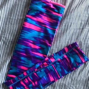 Tränings tights från soc - Supersköna tights frå SOC som inte kommer till användning hos mig längre då dessa färger inte längre är min stil. 