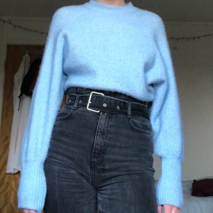 Blå stickad tröja strl S - Säljer en härligt blå stickad tröja! Använd ett fåtal gånger, en aning stickig men inget som stör mig som brukar vara känslig för sånt🥰 Den tightar till i midjan och vid ärmmuddarna. Perfekt för sommarkvällar! Frakt tillkommer, kontakta mig vid intresse!💌