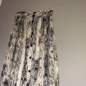 Kjol med snakeprint - Denna coola kjol är från Zara och har bara använts max 2 gånger. Kjolen går lite längre än över knäna för en som är 173cm. Gratis frakt!! 🧚🏼‍♀️🧚🏼‍♀️