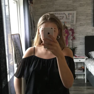 topp - topp med öppna axlar🖤
