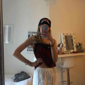  - SÅ SÅ fint linne med spetsdetaljer!!! Så populärt just nu!! Linnet är helt oanvänt med prislappen kvar! Fin i ryggen, kan skicka fler bilder!