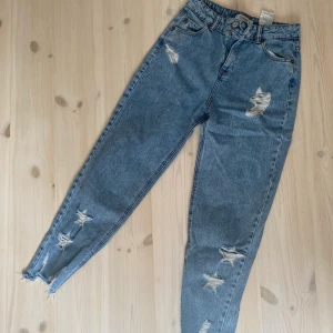 Mom Jeans - Skitsnygga Momjeans från Pull&Bear i perfekt färg! Tyvärr för små för mig