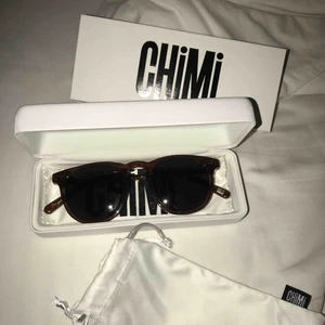 Chimieyewear solglasögon 001 coco - Helt oanvända och nya Chimi solglasögon☀️superfina! I modellen #001 och färgen COCO!☺️inköpta för 1000kr därav priset!