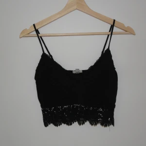 Virkad crop top - Svart topp med virkade detaljer