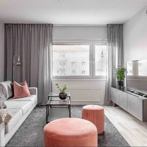  - Hej!  Säljer två puffar i korallfärg från Mio. Båda för 1000:-   Det storas mått är: Höjd: 33cm Diameter 75cm  Den lillas mått är:  Höjd: 45cm Diameter: 40cm 