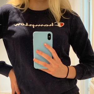 Marin blå sweatshirt från Champion  - Snygg sweatshirt från Champion i marinblå med en logga över bröstet. Strlk X-large för barn men motsvarar en xs/s skulle jag säga. Helt oanvänd så därför ett väldigt gott skick. 😀✌🏼 köparen står för frakten 💙
