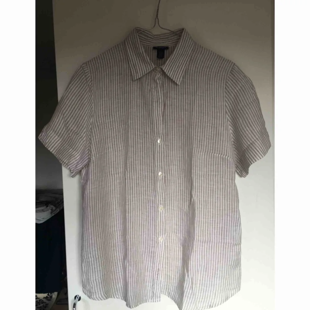 Skjorta från Gant, randig, 100% lin. Strl 42, sitter löst på mig som har storlek 38, perfekt till sommaren:)  Ev frakt betalad av köparen. Skjortor.