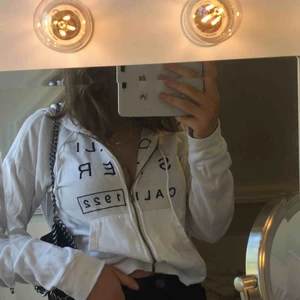  - Jag är ca 165 o sitter perfekt på mig! Hyfsat tunn med luva! Galet fin